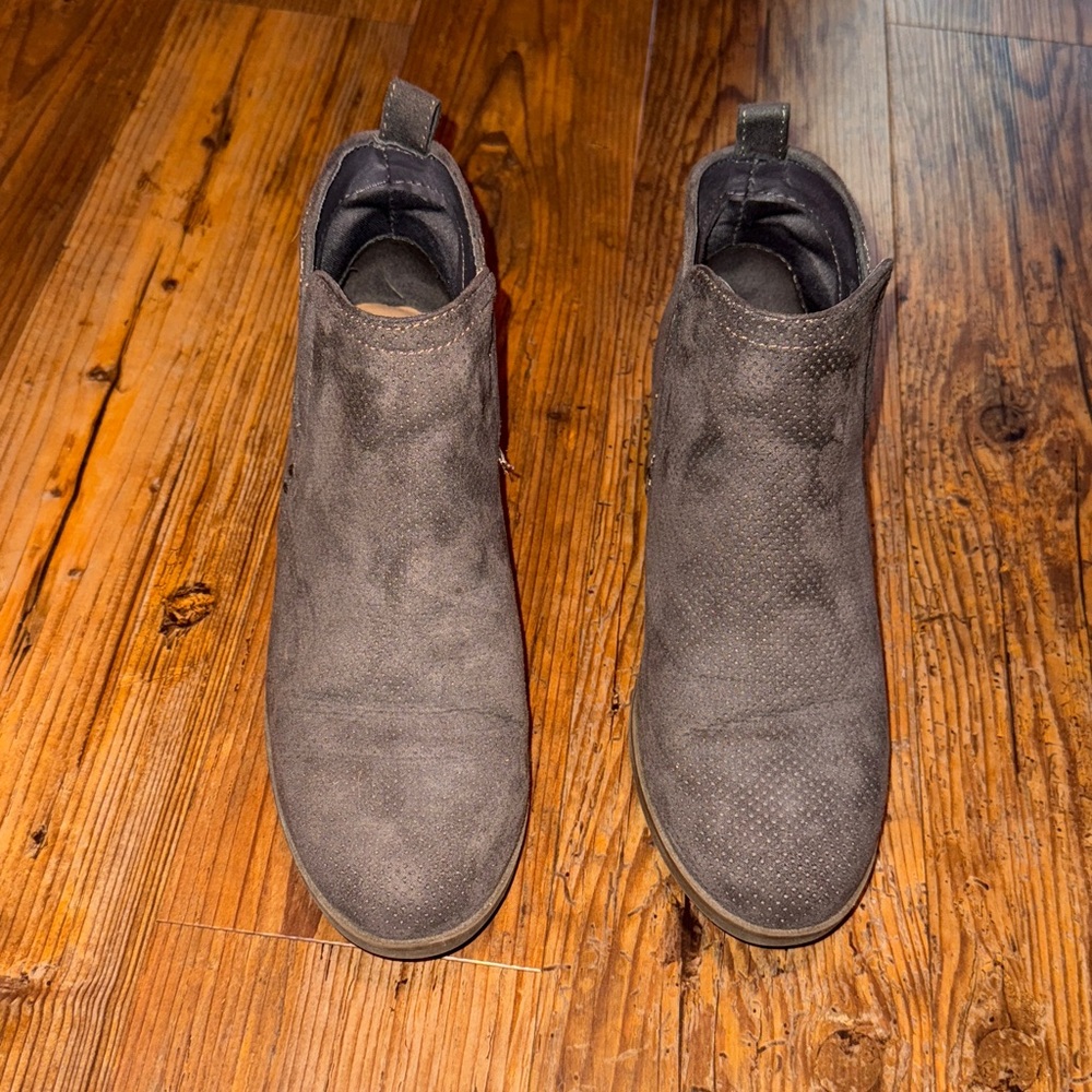 Universal Thread booties - Picture 2 of 4